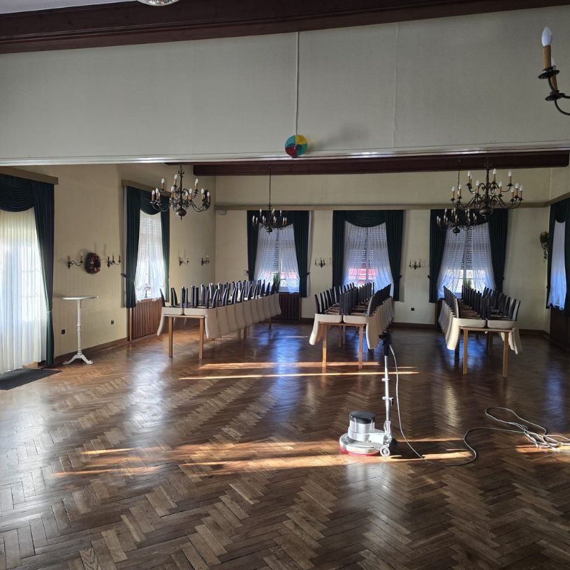 Saubere Parkplätze nach Kehrung