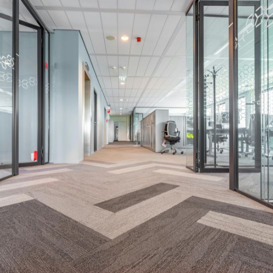 So sieht schlechte Büroreinigung in Münster aus Unordentliches Büro mit Staub und Kaffeeflecken