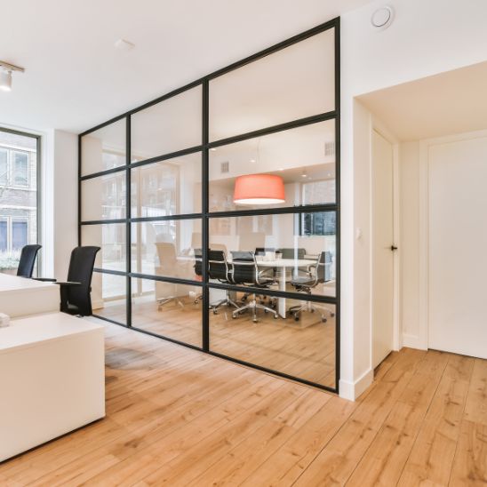 Büroreinigung Münster – gründlich und professionell Reinigungskraft bei der Arbeit in einem Büro in Münster