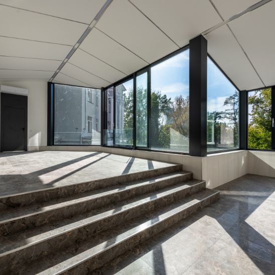 Fensterreinigung Münster – Profi im Einsatz Fensterreiniger bei der Arbeit in Münster