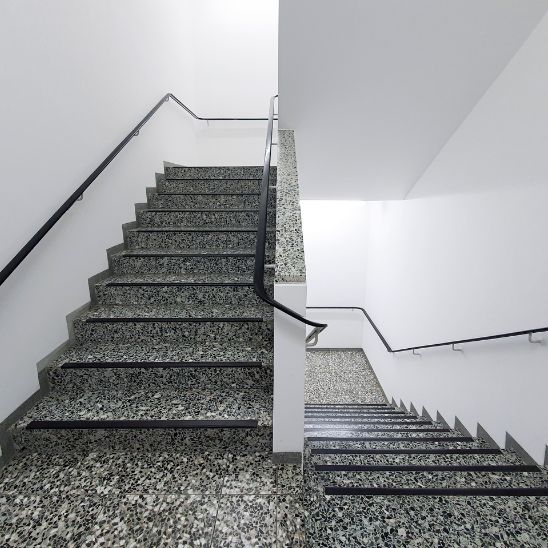 Schmutziges Treppenhaus in Münster vor der Reinigung